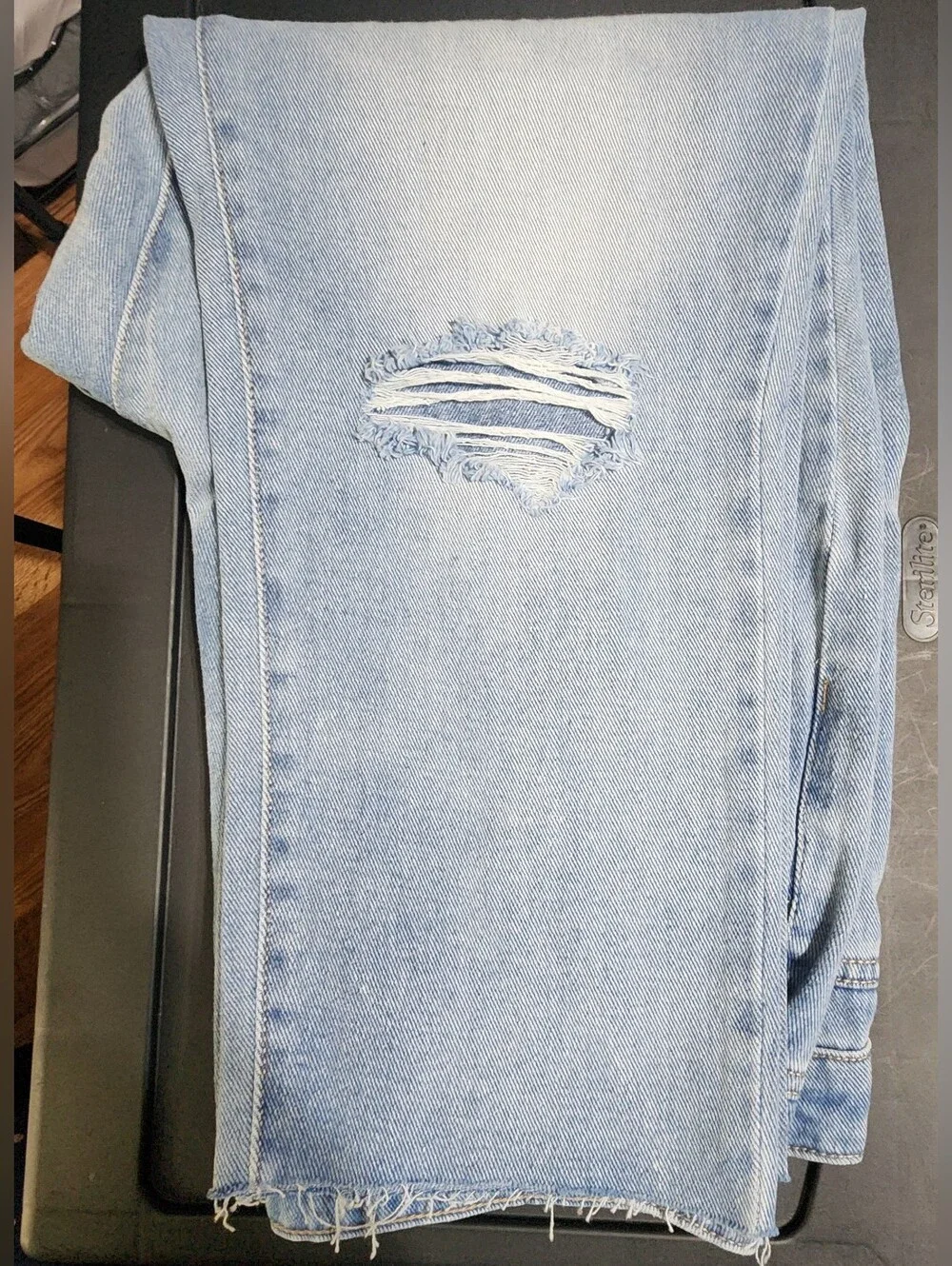 TIME AND TRU Womens Light Blue Distressed Relaxed Fit Jeans - Picture 2 of 7